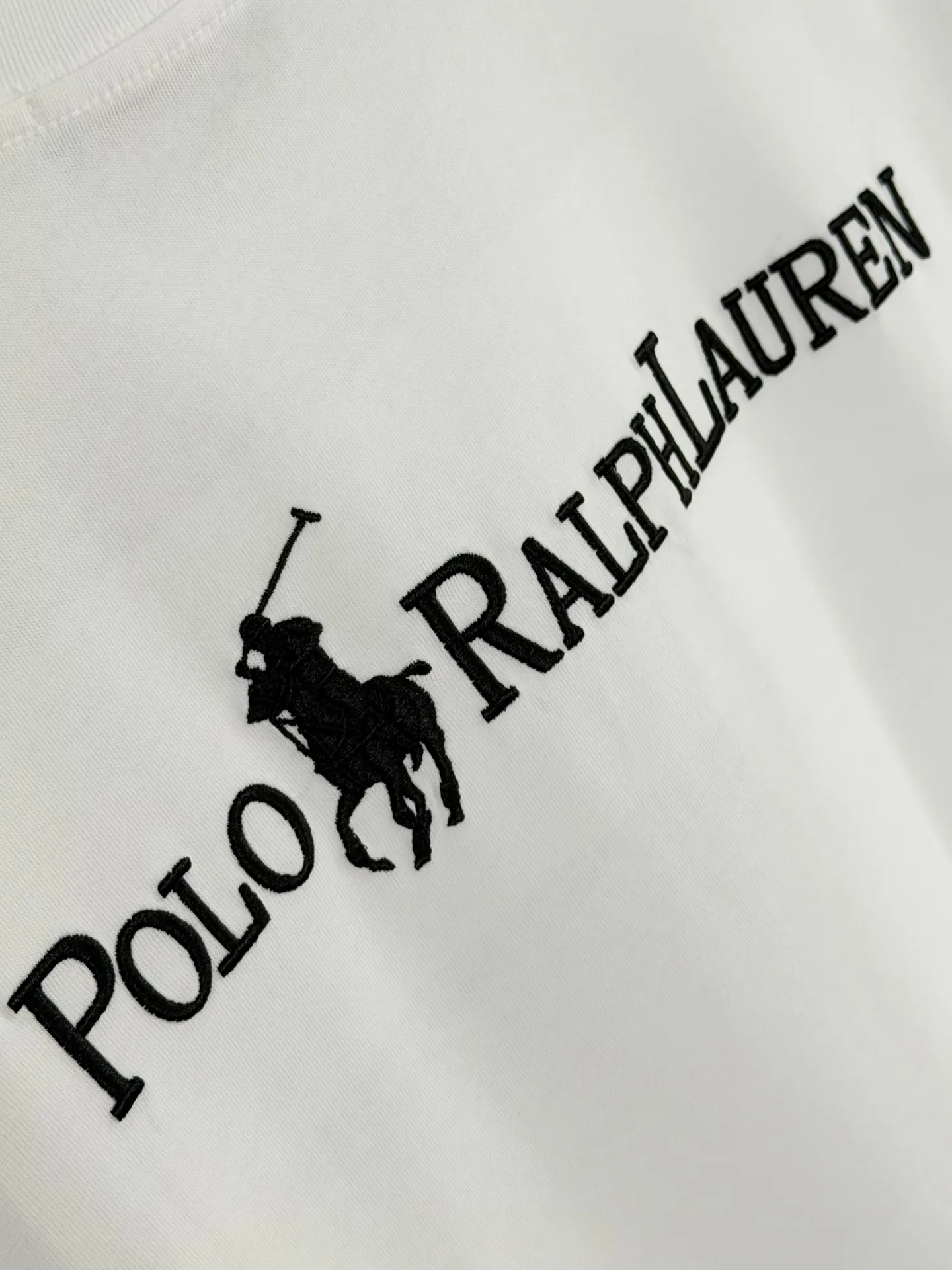 P160 [High Quality]Ralph Lauren*Ralph Lauren embroidery micro-label simple‼ ️Short-sleeved T-shirt 💗Ralph Lauren classic short-sleeved T-shirt, custom-made 280g pure cotton fabric, soft and breathable, classic horseback golf🏌️ embroidery on the chest, logo + logo embroidery on the back, simple and recognizable. Round neck design, neat tailoring, customized 280g pure cotton fabric, soft and smooth to the touch, great breathability, super comfortable to wear in summer! The same loose version for men and women, OK to wear alone or layered, versatile ~ 𝐂𝐎𝐋𝐎𝐔𝐑: black white 𝐒𝐈𝐙𝐄: S-xL Size chart: S: Shoulder width 51 - Bust 55 - Clothing length 70 M: Shoulder width 53 - Bust 57 - Clothing length 72 L: Shoulder width 55 - Bust 59 - Clothing length 74 XL: Shoulder width 57 - Bust 61 - Clothing length 76